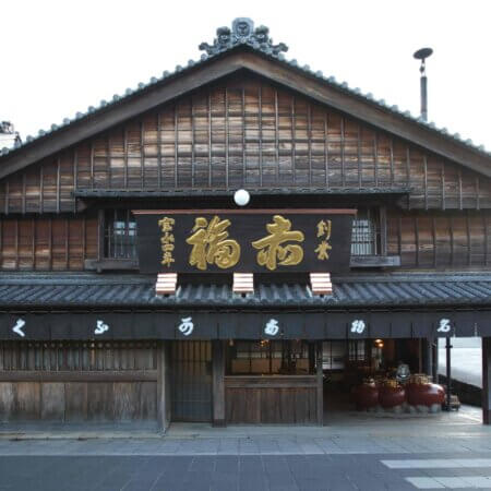 【Akafuku honten】 A landmark mochi shop with over 300 years of history, a staple for visitors to Ise Shrine.